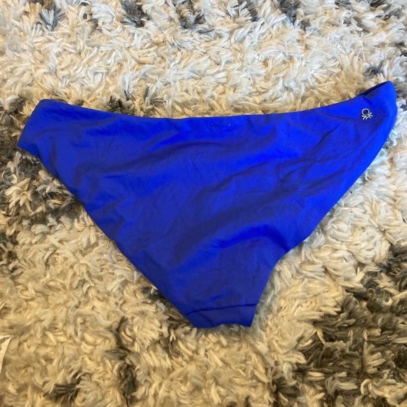 Bikini - Picture 3 of 4